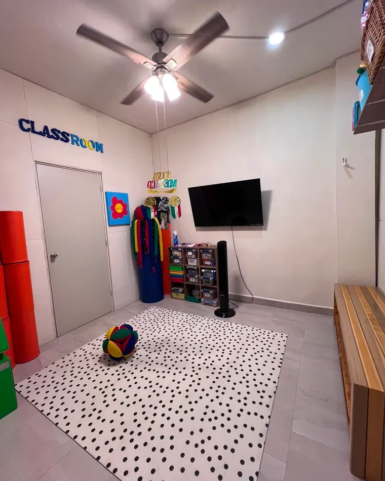 Sala de estimulación con tapete, pelota y material acolchado.